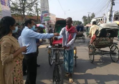 বিনা মূল্যে মাস্ক বিরতণ করা হচ্ছে 