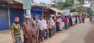বিচারের দাবিতে মানববন্ধন 
