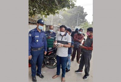 ভ্রাম্যমাণ আদালত পরিচালনা করা হচ্ছে 