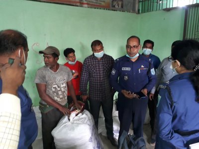 লালমনিরহাটে এসএ কুরিয়ারের অফিস থেকে ১৯৩ পিস কাতান শাড়ি উদ্ধার করে নিয়ে গেছে পুলিশ।