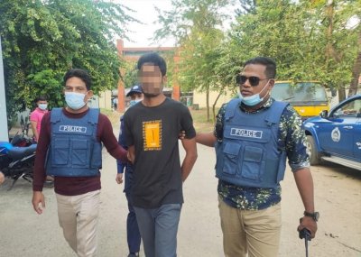 পুলিশের হাতে আটক রাফেল 