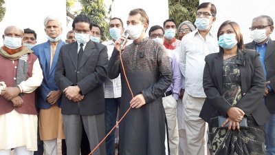 তেরশ্রী শহীদদের স্মরণে বক্তব্য রাখছেন মানিকগঞ্জের জেলা প্রশাসক এস এম ফেরদৌস। পাশে স্মরণসভার সভাপতি ঘিওর উপজেলা নির্বাহী কর্মকর্তা আইরিন আক্তার।