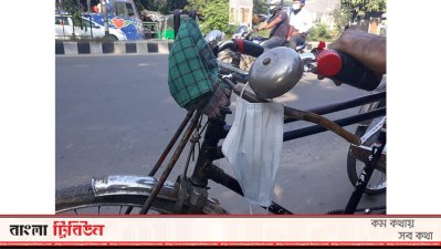মাস্ক খুলে রিকশার হ্যান্ডেলে ঝুলিয়ে রাখা হয়েছে