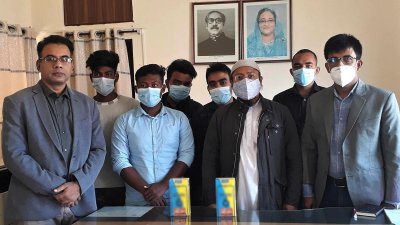 অনলাইনে ক্লাস করতে স্মার্টফোন পেলো যবিপ্রবির দুই শিক্ষার্থী