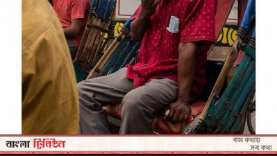জামার পকেটে রাখা হয়েছে মাস্ক