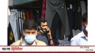 মাস্ক থুতনিতে রেখে কথা বলছেন একজন