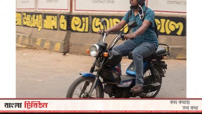 কানে ঝুলিয়ে রাখা হয়েছে মাস্ক