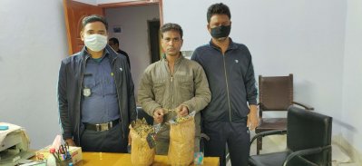 ভারতীয় ট্রাক থেকে ফেলা হলো দুই কেজি গাঁজা!
