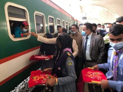 রেলে যাত্রীদের ফুল দিয়ে মন্ত্রীর শুভেচ্ছা