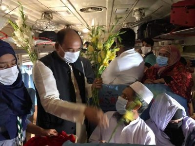 রেলে যাত্রীদের ফুল দিয়ে মন্ত্রীর শুভেচ্ছা