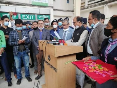 সাংবাদিকদের সঙ্গে কথা বলছেন মন্ত্রী