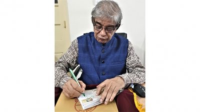 ডাকটিকিট অবমুক্ত করেন ডাক ও টেলিযোগাযোগ মন্ত্রী মোস্তাফা জব্বার 