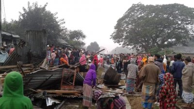 অগ্নিকাণ্ডস্থলে উদ্ধার কাজে ব্যস্ত মানুষ 