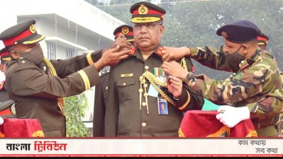 র&zwnj;্যাংক ব্যাজ পরিয়ে দেওয়া হচ্ছে মেজর জেনারেল মো. আকবর হোসেনকে