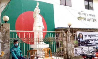  ভাস্কর্য পাহারায় পুলিশ 