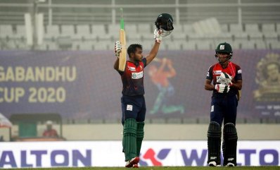 পারভেজ হোসেন ইমনের ম্যাচ জেতানো সেঞ্চুরি উদযাপন