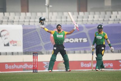 সেঞ্চুরির পর নাজমুলের উদযাপন। 