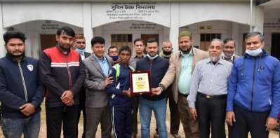 সংবর্ধনা গ্রহণ করছে বাংলা চ্যানেল জয়ী রাব্বী