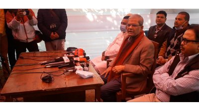 ঠাকুরগাঁওয়ে নিজ বাসার সামনে সাংবাদিকদের ব্রিফ করছেন বিএনপি মহাসচিব মির্জা ফখরুল ইসলাম আলমগীর।