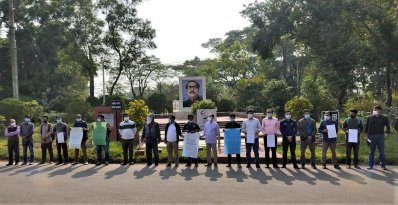 বঙ্গবন্ধুর ভাস্কর্য ভাঙচুরের প্রতিবাদে শাবি শিক্ষক ও কর্মকর্তাদের মানববন্ধন
