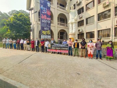 বঙ্গবন্ধুর ভাস্কর্য ভাঙচুরের প্রতিবাদে কুবি বঙ্গবন্ধু পরিষদের মানববন্ধন