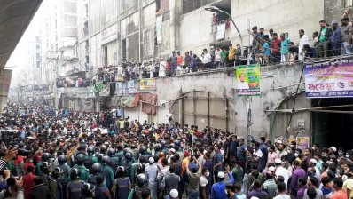 ব্যবসায়ীরা বাধা দিচ্ছে