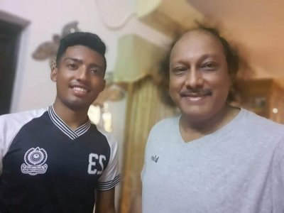 ছেলের সঙ্গে কায়সার হামিদ। 