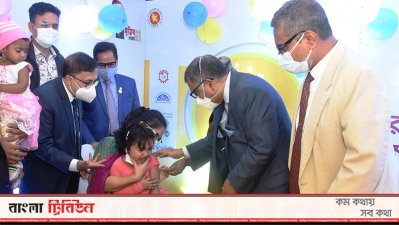 টিকাদান কর্মসূচিতে স্বাস্থ্যমন্ত্রী জাহিদ মালেক