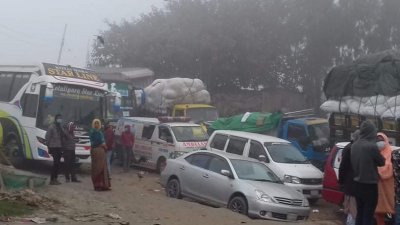 ফেরিতে ওঠার অপেক্ষায় যানবাহনের সারি