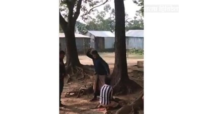 দফতরিকে গাছে বেঁধে মারধর করছেন শিমুলবাক ইউনিয়ন যুবলীগের আহ্বায়ক শাহনুর