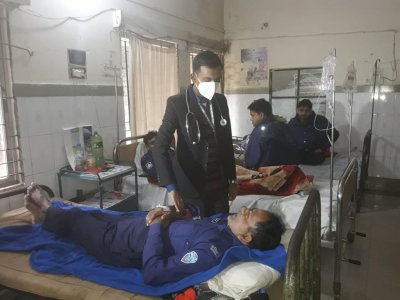 অসুস্থ পুলিশ সদস্যদের চিকিৎসা দেওয়া হচ্ছে