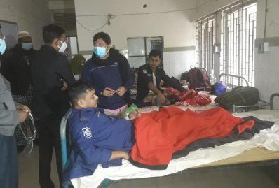 অসুস্থ পুলিশ সদস্যদের চিকিৎসা দেওয়া হচ্ছে
