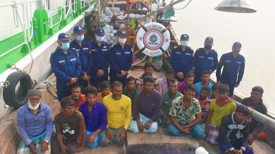 বঙ্গোপসাগরে ১৫ দিন ধরে ট্রলারে ভাসতে থাকা ১৯ জেলেকে উদ্ধার।