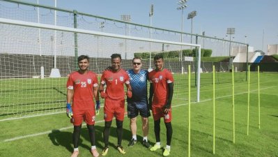 গোলপোস্ট দখলের লড়াইয়ে আনিসুর রহমান জিকো (বাঁয়ে) ও আশরাফুল ইসলাম রানা (বাঁ থেকে দ্বিতীয়)
