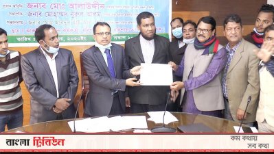 প্রতীক গ্রহণ করছেন বাকেরগঞ্জ পৌরসভায় মেয়র পদে আওয়ামী লীগের প্রার্থী লোকমান হোসেন ডাকুয়া
