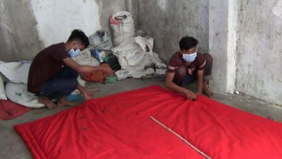 লেপ সেলাই করছেন কারিগররা