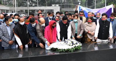বঙ্গবন্ধুর প্রতিকৃতিতে ফুল দিয়ে ডিজিটাল বাংলাদেশ দিবস উদযাপন