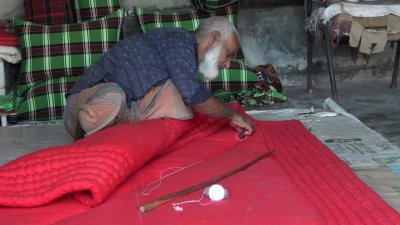 ব্যস্ত সময় পার করছেন করছেন কারিগররা