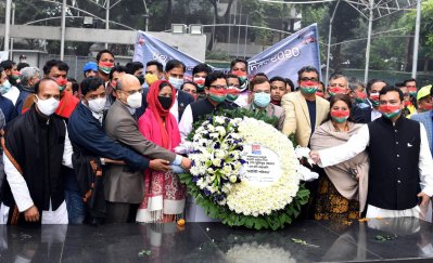 বঙ্গবন্ধুর প্রতিকৃতিতে ফুল দিয়ে ডিজিটাল বাংলাদেশ দিবস উদযাপন