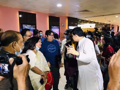 প্রথমদিন নিজেরাই দেখলেন ছবি, দ্বিতীয়দিন ঘোরাঘুরি