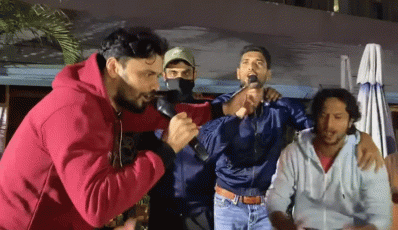 এভাবেই নেচে গেয়ে মঞ্চ মাতিয়েছেন মাশরাফি-সাকিবরা।  