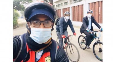 সাইকেল চালিয়ে হাইকোর্টে এলেন বিচারপতি আশরাফুল