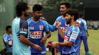 আবার মাঠে ফেরার অপেক্ষায় মুমিনুল (সবার ডানে)                      -ফাইল ছবি
