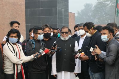 সাংবাদিকদের সঙ্গে কথা বলছেন মন্ত্রী