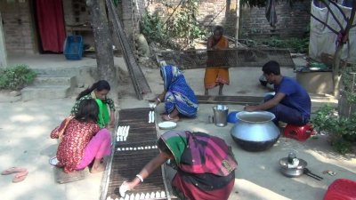 চলছে বড়ি তৈরি