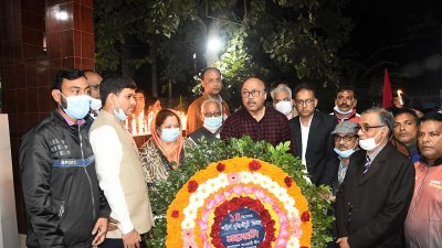 বুদ্ধিজীবী দিবস উপলক্ষে রাজশাহী কলেজ শহীদ মিনারে পুষ্পস্তবক অর্পণ করেন রাজশাহী সিটি মেয়র খায়রুজ্জামান লিটনসহ মহানগর আওয়ামী লীগ নেতারা।