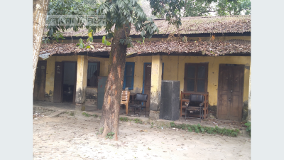 পাকিস্তান হানাদার বাহিনীর ভয়াবহ নির্মমতার সাক্ষী খুলনার গল্লামারীর রেডিও স্টেশনের এই টিনশেড ভবনটা। এই ভবনের সামনের গাছটাসহ আশেপাশের গাছগুলোতে নিরীহ বাঙালিদের ধরে এনে বেঁধে বা ঝুলিয়ে পেটাতো হানাদাররা। তাতে অনেকেই মারা যেতেন। তাদের লাশ ফেলে দেওয়া হতো বিলে। এই ঘরে পাওয়া গেছে অনেকের রক্ত মাখা কাপড়।
