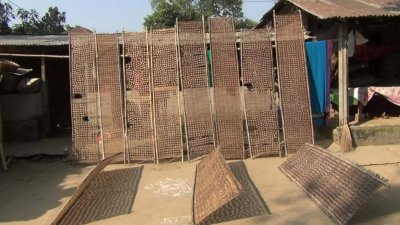 চলছে বড়ি তৈরি
