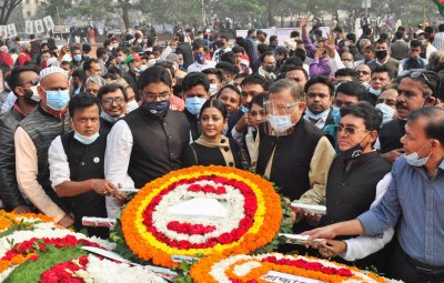 রায়েরবাজার বধ্যভূমিতে পুষ্পস্তবক অর্পণ করেন তথ্যমন্ত্রী ড. হাছান মাহমুদ (ছবি: ফোকাস বাংলা)