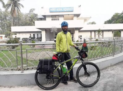 সাইকেলের পাশে দাঁড়িয়ে মাওলানা আবু হানিফ নোমান 